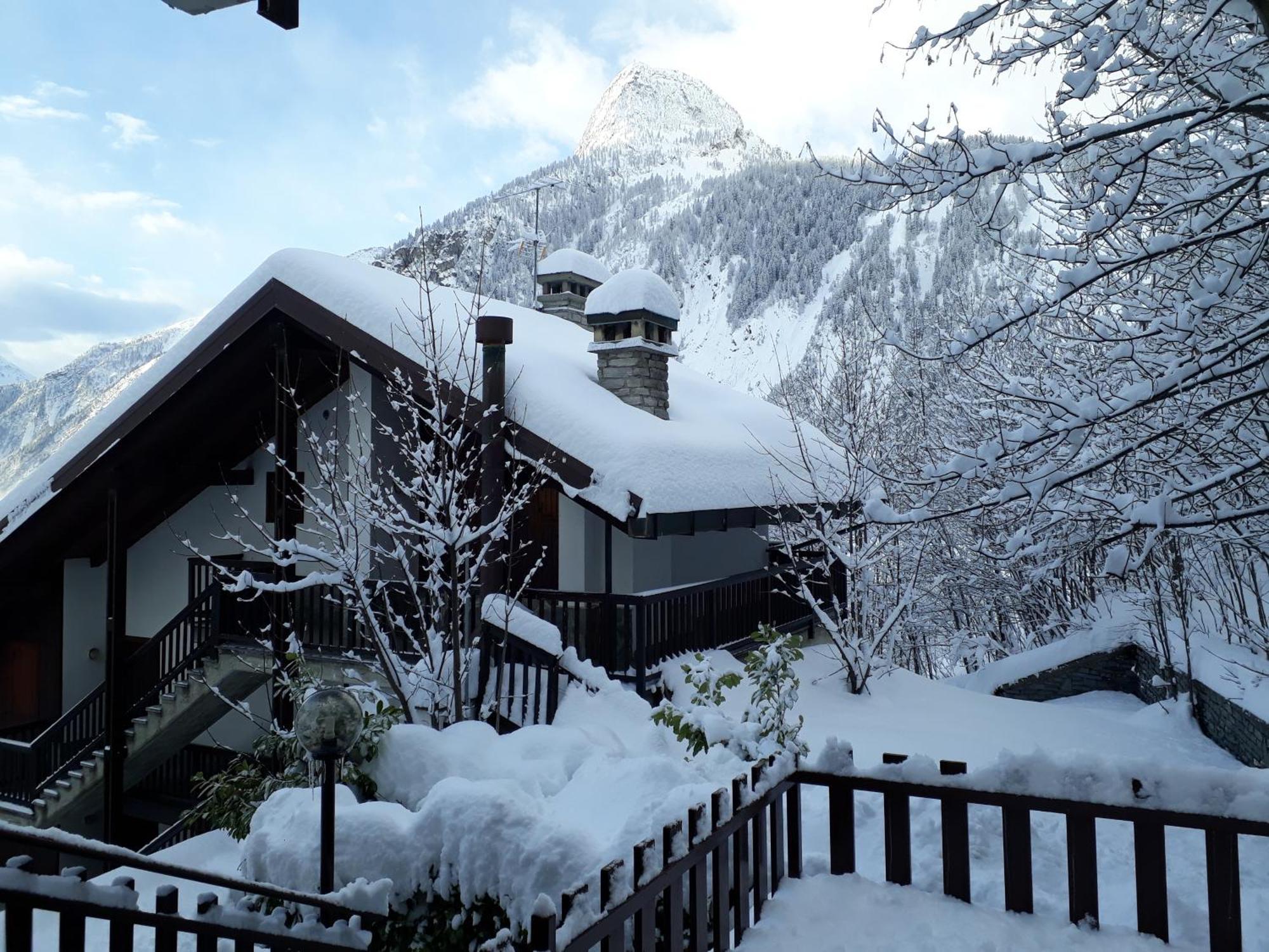 Casa Ai Piedi Del Monte Bianco Apartamento Courmayeur Exterior foto